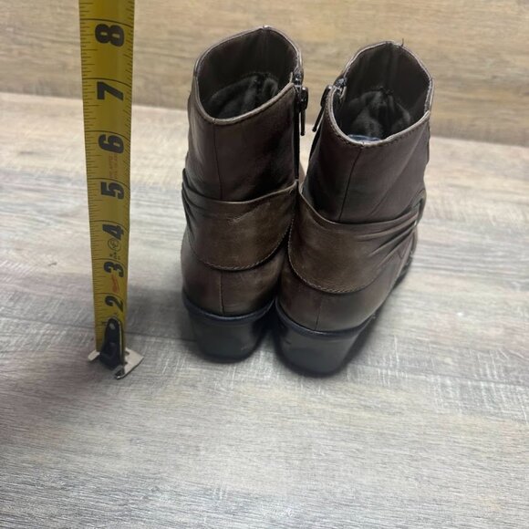 Clarks Brown Leather Zipper Ankle Booties Women's Size 8.5 - Picture 3 of 7